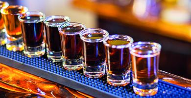 Shots d'alcool sur un comptoir de bar